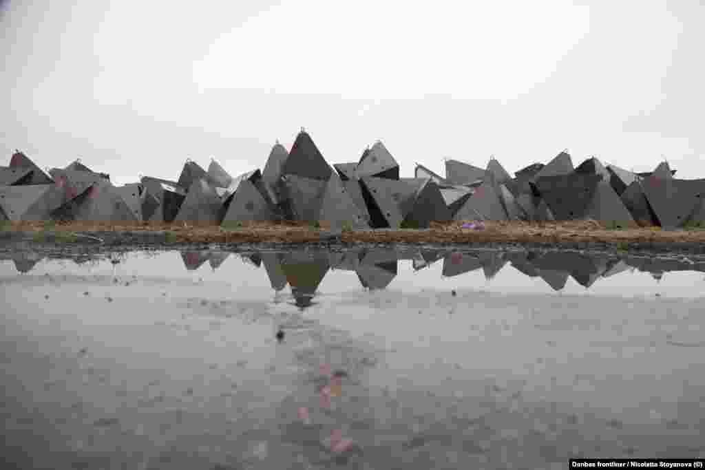 Бетонні &laquo;зуби дракона&raquo; привезли, а от техніки, щоб розтягнути їх у лінію немає. Кожен&nbsp;&laquo;зуб&raquo; важить 300 кілограмів, руками не потягнеш.