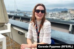 Українська режисерка Анастасія Солоневич під час інтервʼю Радіо Свобода у Каннах