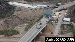 Әзербайжандағы тексеру бекеті. Биыл тамызда Әзербайжан президенті мен Армения премьер-министрі Вашингтонда Әзербайжанның негізгі бөлігін Нахичеван экславымен армян жері арқылы қосатын дәліз салуға келісті. Бұл Орталық Азия үшін де маңызды күрежолға айналуы мүмкін. 