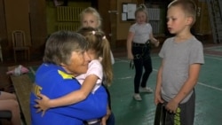 O alpinistă ucraineană în vârstă de 83 de ani sfidează bombele și reînvie un club pentru copii