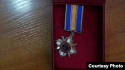 Одна з українських нагород громадянина Польщі Пйотра Міткевича. Орден «За мужність» ІІІ ступеня