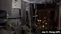 یک اپارتمان تخریب شده در اثر اصابت راکت نیروهای روسی در کی‎‌یف پایتخت اوکراین. July 13, 2023