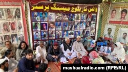 منظور پښتین او علي وزیر په احتجاجي خیمه کې له بلوڅ فعالانو سره ناست دي