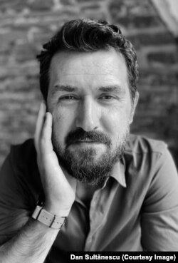 Profesorul Dan Sultanescu de la SNSPA spune că Diana Șoșoacă va ajunge să capitalizeze real mesajul său prin media tradițională, dacă va avea acces la aceasta.