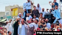 په لکي مروت کې مظاهرې ته منظور پشتين وينا کوي