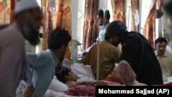 تعدادی از زخمی های رویداد خونین در پاکستان که مسوولیت آن را گروه داعش به عهده گرفته است