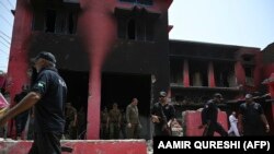 تصویر یک جایداد مربوط به مسیخی ها در فیصل آباد پاکستان که به آتش کشیده شده است