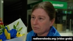 Натальля Захаранка адразу пасьля абмену палоннымі. Скрышнот зь відэа Ўкраінскай службы Радыё Свабода