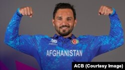  د افغانستان کرکټ ملي لوبډلې لوبغاړی ګلبدین نایب چې د نننۍ لوبې غوره لوبغاړي جایزه یې وګټله.