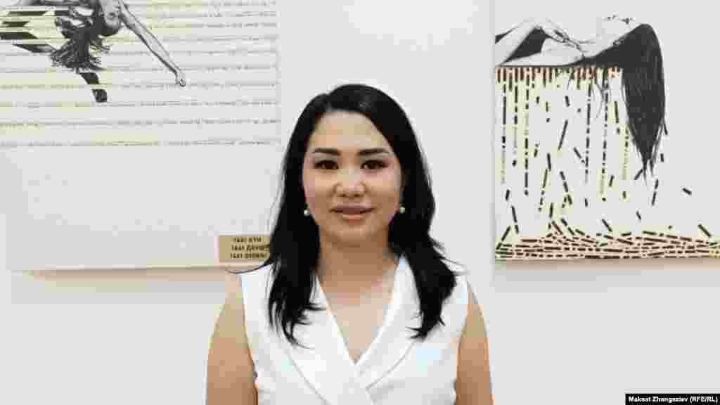 Луиза Пильонени Кыргызстанга көргөзмөнүн уюштуруучулары - психолог Мээрим Мураталиева жана журналист Гүлзада Шаршеналиевалар чакырган. Мураталиева мындагы сүрөттөр аялдардын өзүн колго алуусуна өбөлгө болот деген пикирде: "Бизде кыздын кырк чачы улуу деген накыл кеп бар эмеспи. Ушул себептен музейге 40 сүрөттү койдук. Бул көргөзмөнүн психологиялык мааниси абдан зор. Себеби сүрөттөрдө айымдардын зордук-зомбулукка кабылып, кайгырган учурлары дагы, анан бул абалдан сынбай чыккан учуру дагы тартылган. Башынан оор турмушту өткөрүп, запкы көрүп жүрүп, бул сүрөттү көргөн айымдар дагы "мен да жашоомду өзгөртсөм болот турбайбы" деп өзүн өзгөртүүгө кадам таштайт".