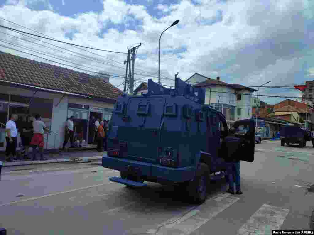 Локалните Срби во северна Митровица се собираа на улиците