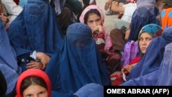 در سال‌های پیش از حاکمیت طالبان در افغانستان زنان و دختران آزادانه به پارک ها و محلات تفریحی می رفتند اما حالا در روز های عید و خوشی نیز حق رفتن به چنین محلاتی از آنان گرفته شده است.