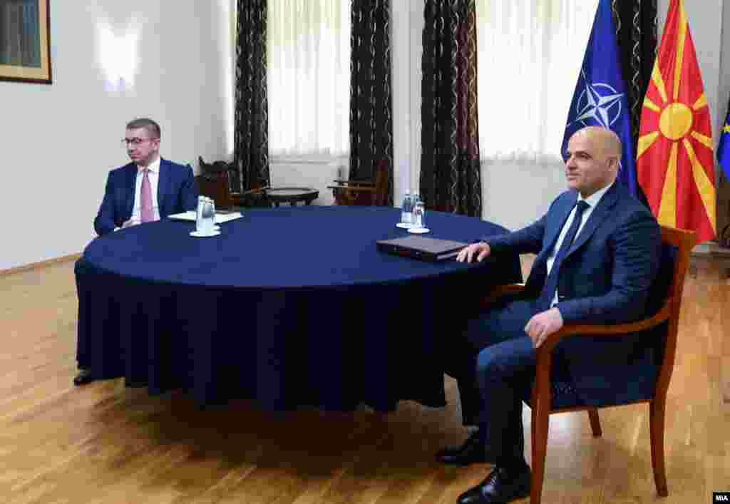 МАКЕДОНИЈА -&nbsp;Демантирањето или излегувањето од она што беше договорено и кажано на прес-конференцијата по лидерската средба на 7 јуни би било големо разочарување за граѓаните и за меѓународната заедница, рече на 12 јуни премиерот Димитар Ковачевски. Тој при денешната посета на Богданци, одговараше на прашањето &ndash; Кој од двата предлози на ВМРО-ДПМНЕ е прифатлив.