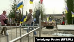 Людмила разом із чоловіком Юрієм на кладовищі, де похований Станіслав