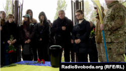 Поховання урни з прахом «азовця» Олександра Гряника. Посередині його батьки – Сергій та Ольга Гряники. Київ, Лук'янівське кладовище, 28 жовтня 2023 року
