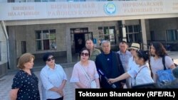 Кемпир-Абад иши боюнча сот алдында чогулгандар. 