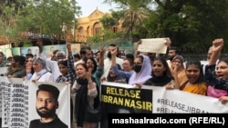 د جون پر دوېیمه فعالان د کراچۍ پریس کلب مخې ته د جبران ناصر د خوشې کېدنې لپاره مظاهره کوي. 