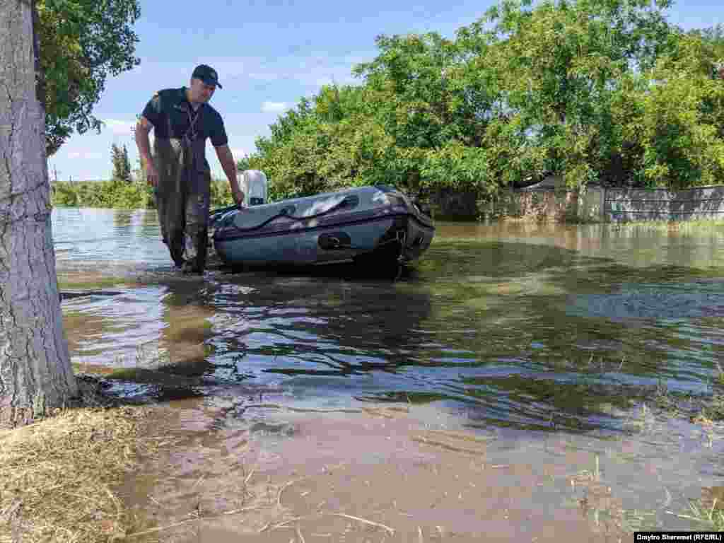 На таких човнах працівники ДСНС транспортують продукти та людей. Протягом одного дня вони можуть здійснити декілька десятків рейсів