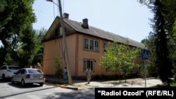 Этот дом, в котором жили Мирзо Турсунзаде и другие известные личности, будет снесен