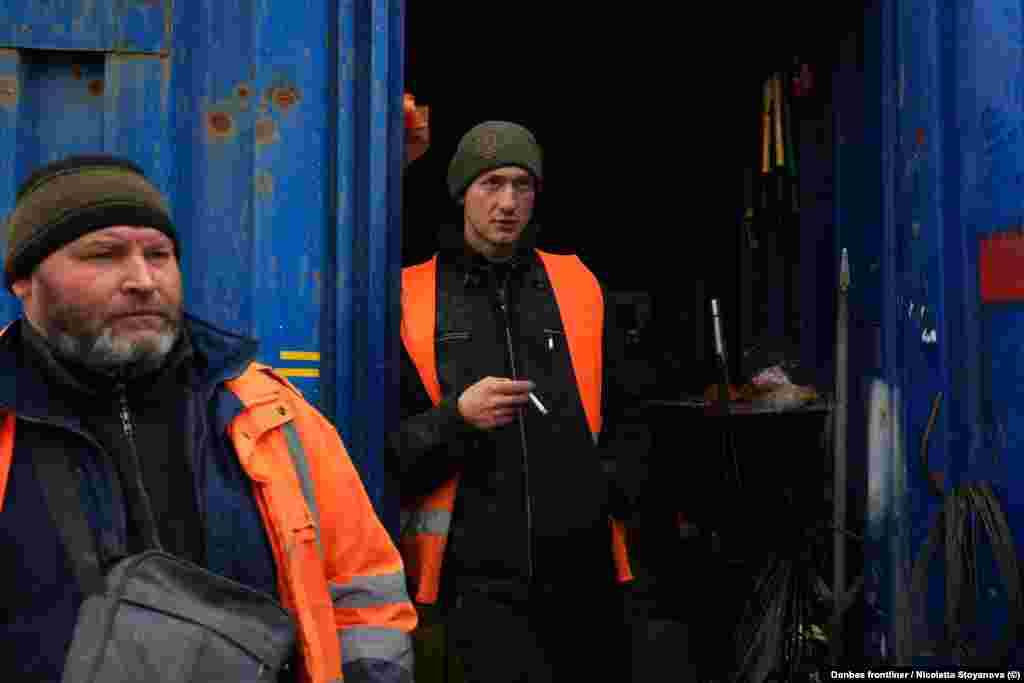 Цивільні також залучені до будівництва траншей. Вони допомагають технікою та матеріалами. На будівництво фортифікацій привозять людей із інших областей.