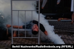 Роковини загибелі українських військовополонених в колонії в Оленівці. Акція-перформанс із вшанування пам'яті. Київ, 29 липня 2023 року