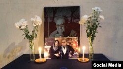 Знак памяти Дариуша Мехрджуи и его жены