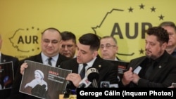 Claudiu Tarziu și Cristian Terhes îl încadrează pe liderul AUR George Simion, la prezentarea candidaților partidului la Parlamentul European