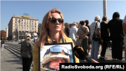 Юлія, кохана Богдана Гришкевича, під час акції «Голоси полеглих Героїв» на майдані Незалежності у Києві. 26 вересня 2023 року