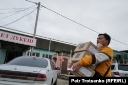 Базар маңында қорап көтеріп бара жатқан тұрғын. Алматы облысы. Көрнекі сурет.