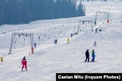 Schiori lângă teleschiul Rarău din Câmpulung Moldovenesc, Suceava.
