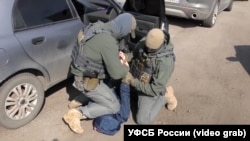 Російська ФСБ на окупованій Луганщині затримує чоловіка, що ніби то збирав дані для українських спецслужб. Квітень 2024 року, кадри пропаганди РФ