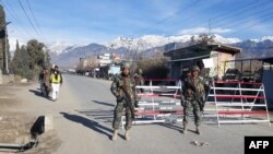 په پاړه چینار کې د پاکستان پوځ سرتېري پر سړک پهره ورکوي - پخوانی انځور.