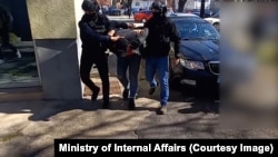 Архивска фотографија, приведување на две лица од село Арачиново за трговија со дрога.