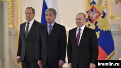 Имангали Тасмагамбетов в бытность послом Казахстана в России (в центре) после церемонии вручения верительных грамот. Слева — министр иностранных дел России Сергей Лавров, справа — президент России Владимир Путин. Москва, 16 марта 2017 года