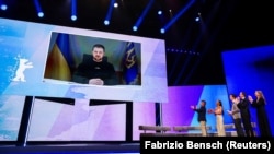 Президент України Володимир Зеленський (на екрані) під час виступу через відеозв'язок на відкритті 73-го Берлінського міжнародного кінофестивалю (Берлінале). Берлін, 16 лютого 2023 року