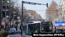 18-მეტრიანი ავტობუსი თბილისის ქუჩაში