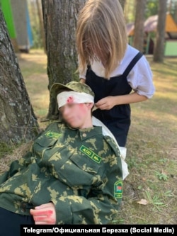 Сценка з перевдяганням у пораненого у голову білоруського прикордонника