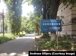 Indicatorul care le arată pacienților încotro găsesc laboratorul de imagistică din curtea Spitalului „Alexandru Obregia”.