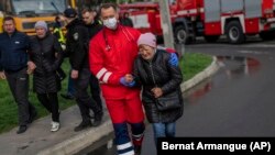 تصویر آرشیف: افراد ملکی که از تهاجم روسیه به اوکراین صدمه دیده اند