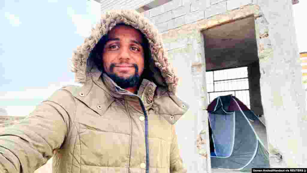 Аршад си прави селфи до своята палатка в изоставен дом в Шираз, Иран. За поклонниците, които отиват на хадж, походът се възприема като демонстрация на всеотдайност, преданост и саможертва. Актът служи за напомняне за трудностите и предизвикателствата, пред които са изправени пророкът Мохамед и неговите спътници.