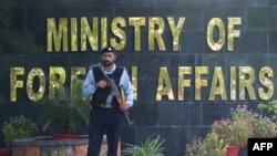 په اسلام اباد کې د پاکستان د بهرنیو چارو وزارت مخې ته سرتېری ولاړ دی ـ پخوانی انځور.