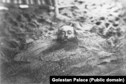 Мъжът от снимката най-вероятно се подлага на терапия за ставни проблеми, наречена псамотерапия, която се е практикувала за пръв път от древните гърци. Това е традиционно лечение, при което пациентите са заравяни до шията в горещ пясък. Днес е възродено в някои арабски страни.