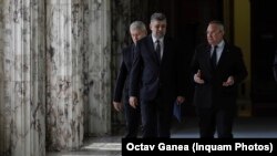 Fostul premier Nicolae Ciucă, președintele PNL, a ajuns joi la Palatul Victoria pentru a discuta cu premierul Marcel Ciolacu, președintele PSD, despre impactul legii pensiilor.