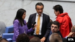 Депутатите Десислава Трифонова от ГЕРБ, Даниел Лорер (в средата) и Ивайло Мирчев (вдясно) от ПП-ДБ по време на заседанието в четвъртък. Мирчев беше сред вносителите на законопроекта.