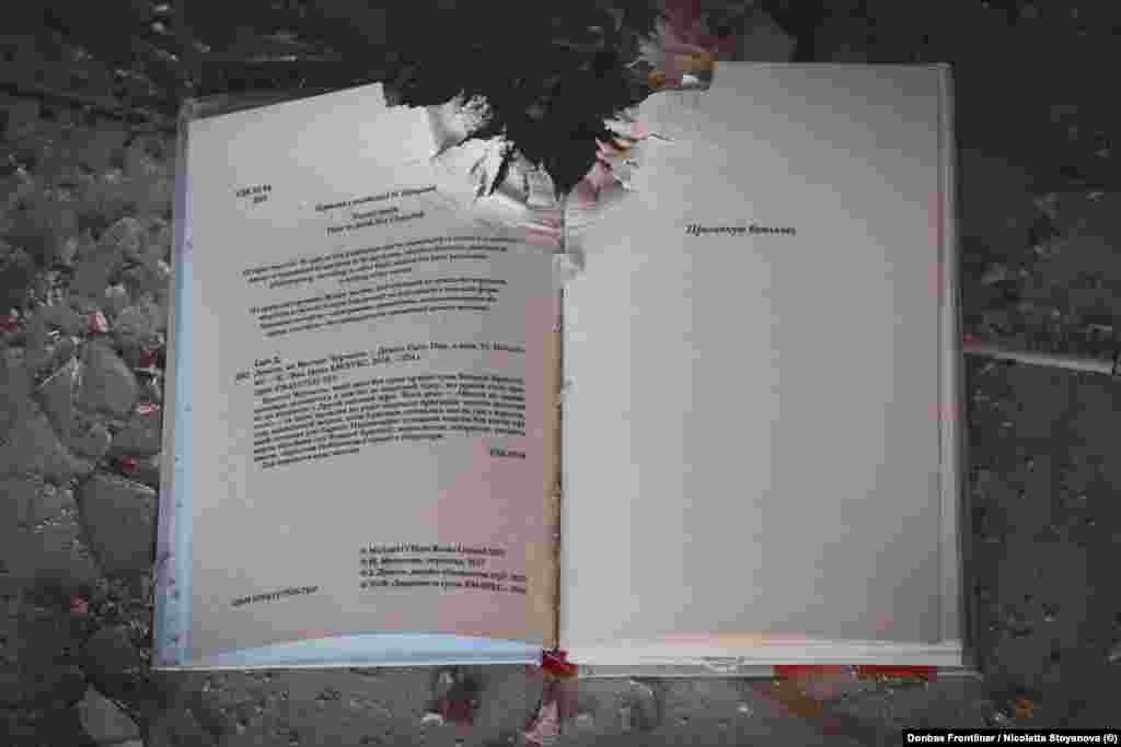 Urmele războiului pe o carte în limba ucraineană din biblioteca locală.&nbsp;