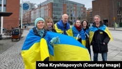 Ольга Криштапович (зліва) та Клас Карлін (справа) на «Тихій маніфестації» під будівлю шведського телебачення SVT у Мальме. Швеція