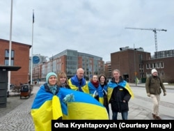 Ольга Криштапович (зліва) та Клас Карлін (справа) на «Тихій маніфестації» у Мальме