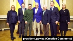 Президент України Володимир Зеленський під час зустрічі з лідером демократичної більшості в Сенаті Конгресу США Чаком Шумером та сенаторами Річардом Блюменталем, Джеком Рідом, Майклом Беннетом і Меггі Гасан. Львів. 23 лютого 2024 року