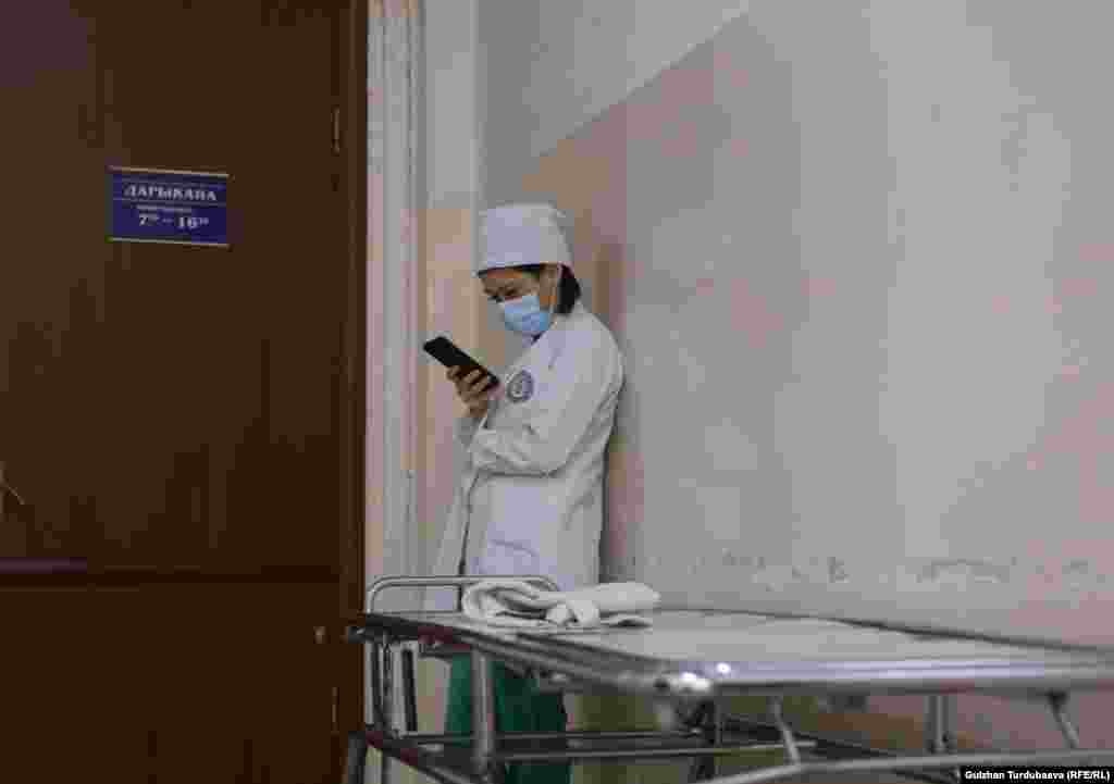 Дарыгерлердин айтымында, химиялык заттарды ичип, күйүп калгандардын көбү түн ортосунда ооруканага келишет. Алар ата-энелерди баланы кароосуз калтырбай, этият болууга чакырууда.&nbsp;