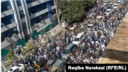 مردم از بیم تکان های بعدی زلزله به خانه های خود نرفتند و روی جاده ها ماندند